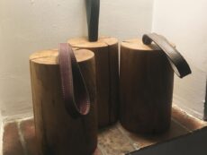 cale porte en bois poignée cuir
